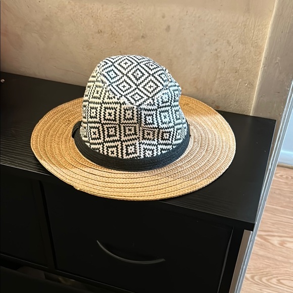 Laundry By Shelli Segal Black and Tan Geometric Hat - Picture 1 of 1